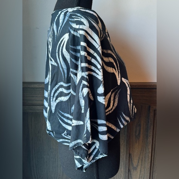 Black and White Women's Blouse adjustable waist island vibes - Picture 4 of 7